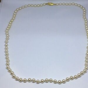 Elegant Pearl Necklace with Gold Clasp